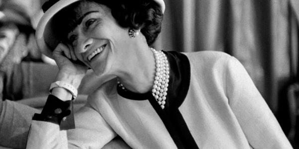 Por “debaixo da saia” dos grandes estilistas: a vida de Coco Chanel