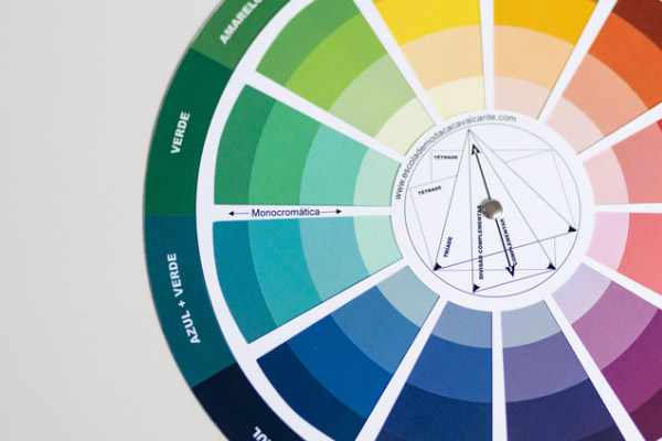 Teoria das cores e aplicação do círculo cromático